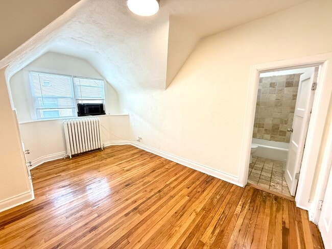 Building Photo - Unique Top floor Studio Apartment in Eclectic Capitol Hill House! Available Now!