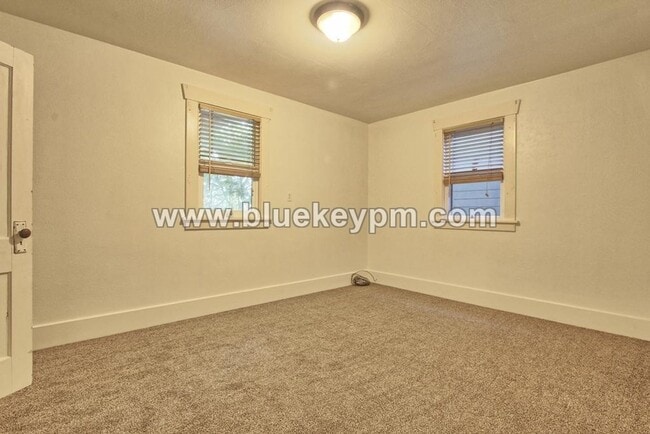 Building Photo - 3 Bed, 2 Bath Craftsman Home on Dead End R...
