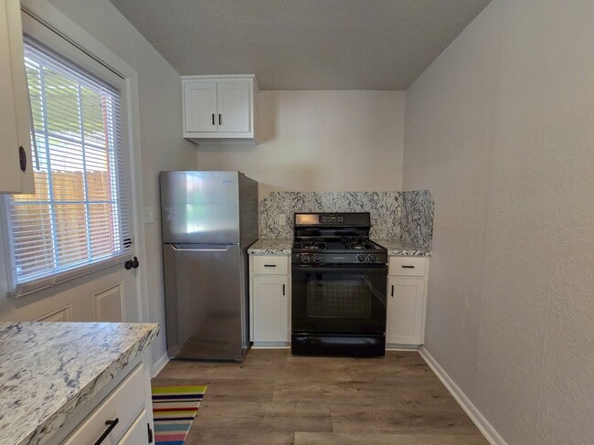 Building Photo - Cute Efficiency Studio Style Home in Shawnee!