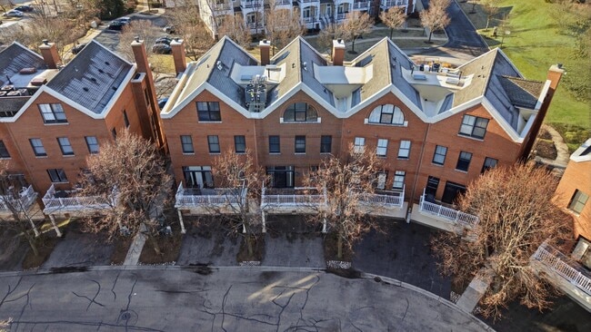 Building Photo - 1891 Admiral Ct