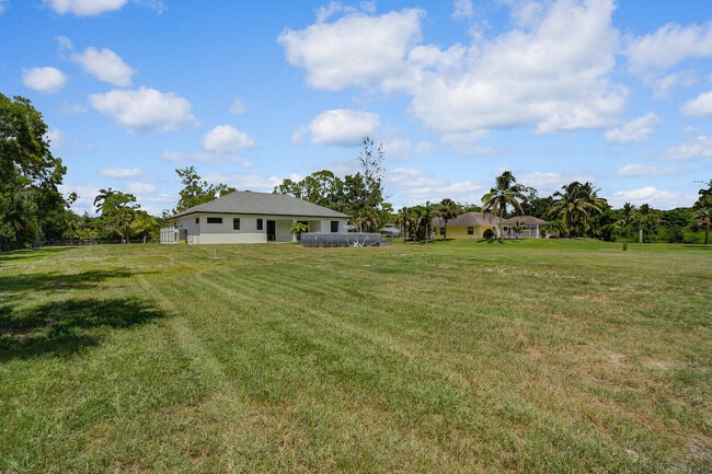 Building Photo - 9420 165th Pl N