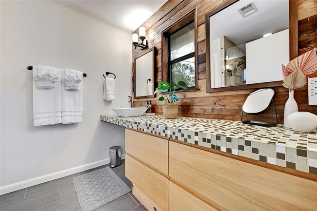 Building Photo - 2511 Friar Tuck Ln