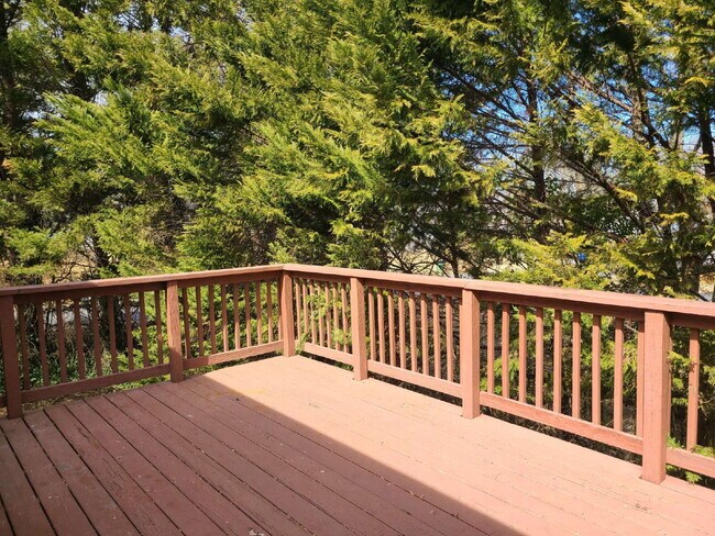 Building Photo - 3 BR, 2 BA Home with Garage and Fenced Yard