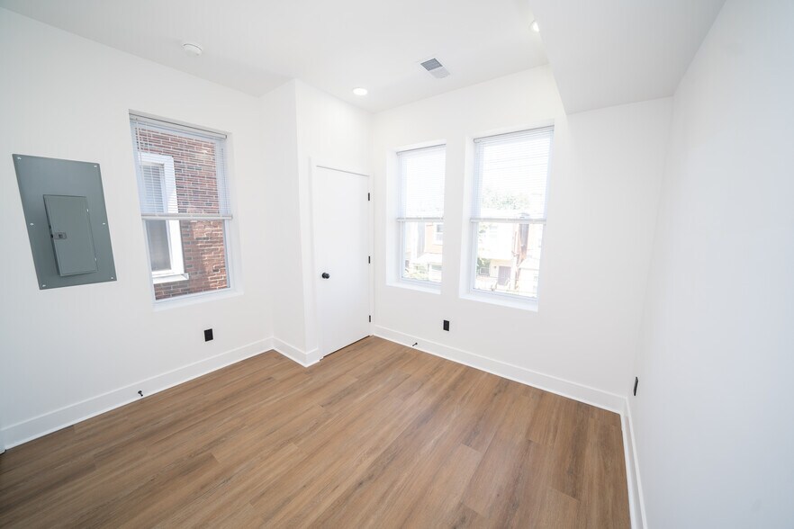 Building Photo - 4927 Catharine St