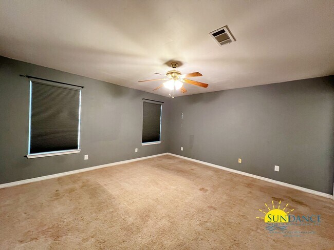 Building Photo - Elegant 3 Bedroom Home with Solar Panels!-...