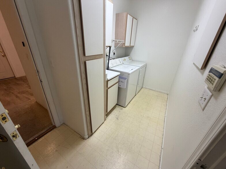 Building Photo - 2975 Bluegrass Ln