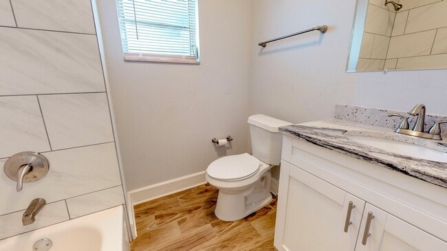 Building Photo - Adorable 3 bedroom / 2 bathroom Home for R...