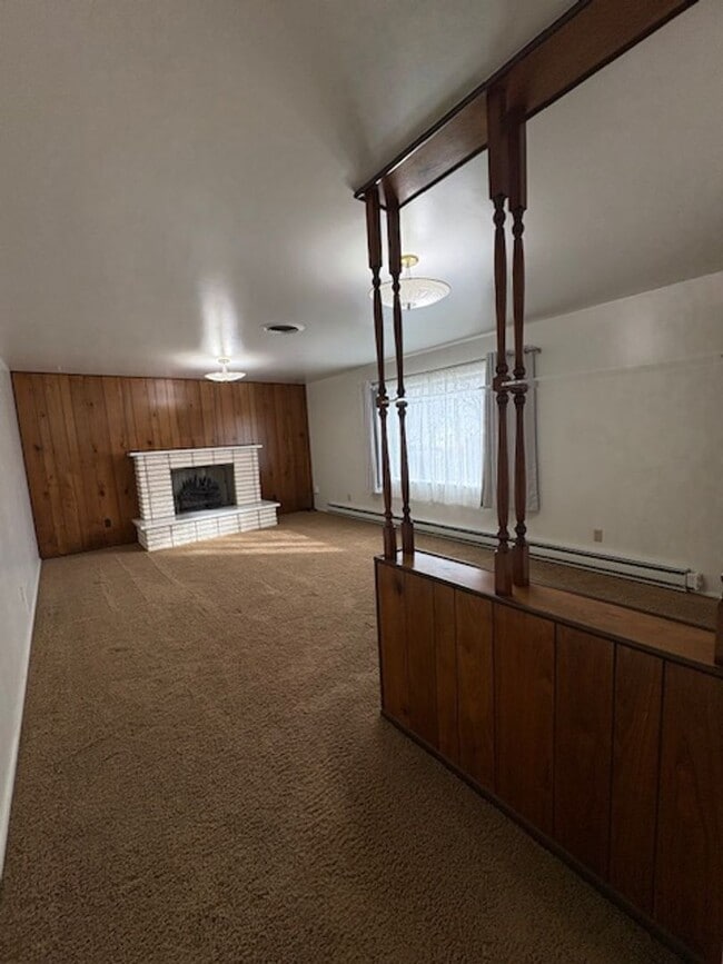 Building Photo - Single-family Home with 2 bedrooms and an office.