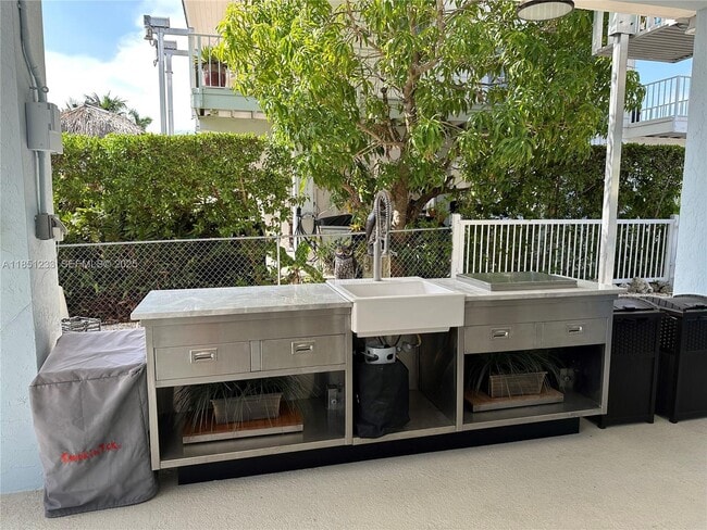 Building Photo - 112 Captains Ct