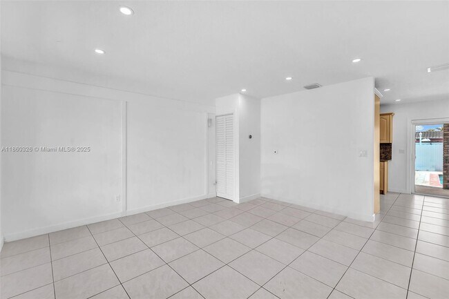 Building Photo - 3341 SW 94th Ct