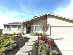 Building Photo - Beautiful 3 bed / 2 bath / 1,648 sqft hous...