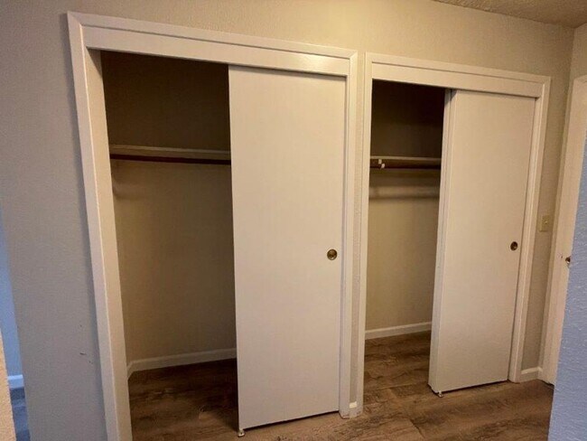 Building Photo - Desired Greenhaven 4 Bedroom