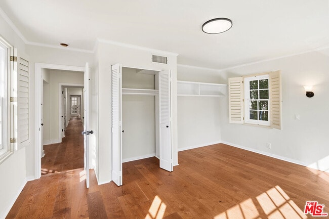 Building Photo - 10309 La Grange Ave