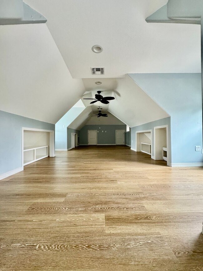 Building Photo - Elegant Estate in the Country Club Setting-Mother in law suite