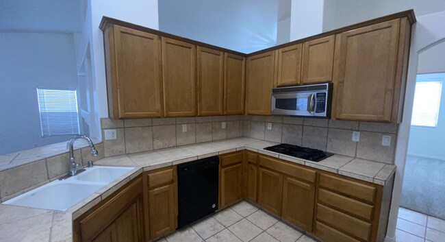 Building Photo - Spacious 4 Bedroom House