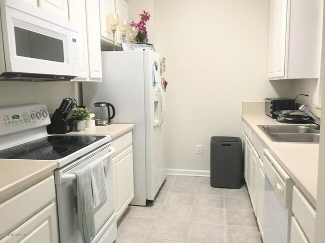 Building Photo - 7801 Point Meadows Dr