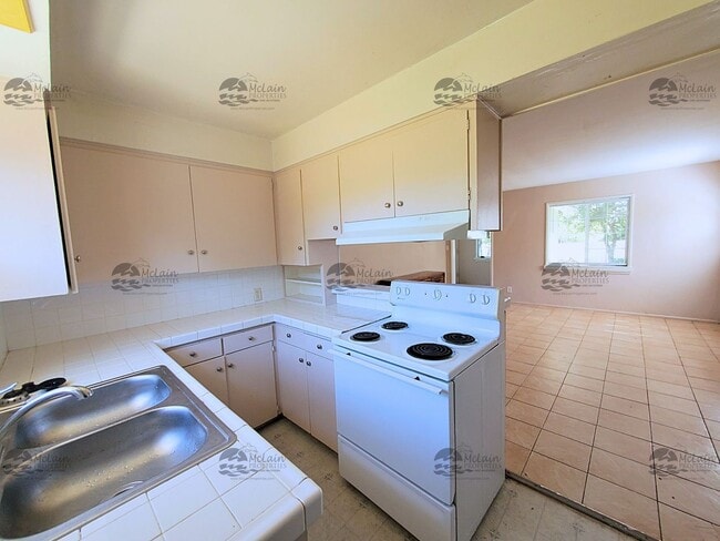 Building Photo - 2B/1B Home in Fallbrook!