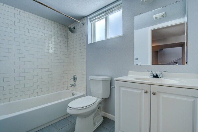 Building Photo - 4BR/2BA Beautiful Historic Home in the Highlands! AVAIL 5/15