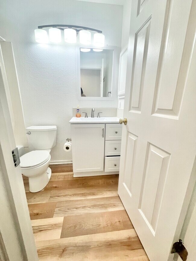Building Photo - Stunning newly remodeled 3 bedroom 2 bathroom home!