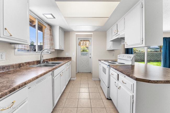 Building Photo - 4401 W Claremont St