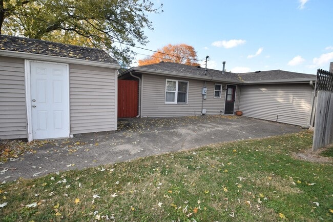 Building Photo - 2-3 bedroom Home in Greenfield with Garage.