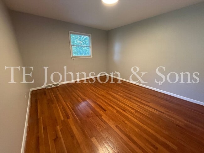 Building Photo - A Great Ardmore Townhouse Waiting For You!