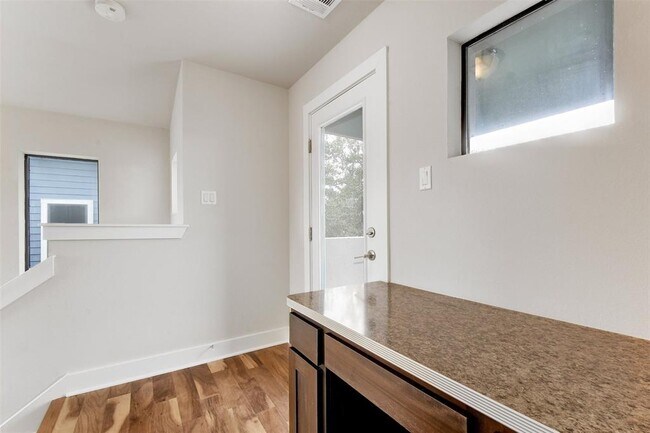 Building Photo - 1504 Lorraine Loop