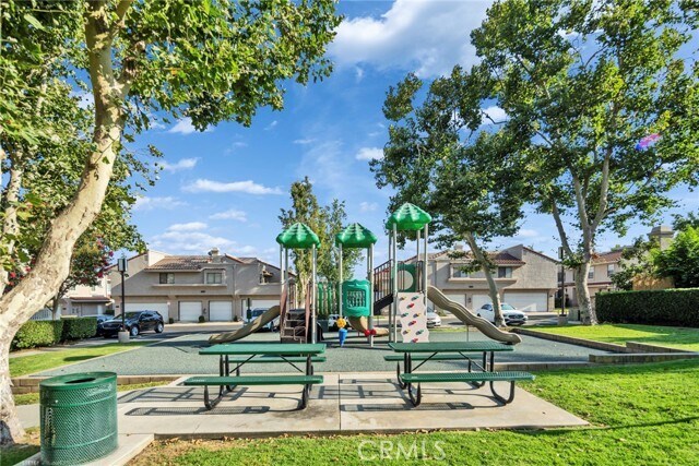 Building Photo - 9764 Huntington Dr
