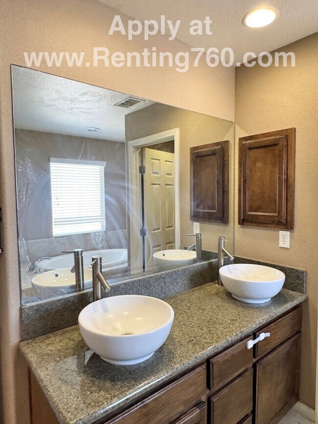 Building Photo - Modern 4 Bedroom 2 Bathroom Home