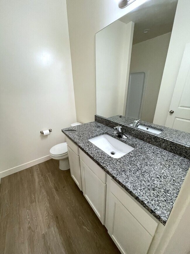 Building Photo - Spacious 3 Bed 2.5 Bath Townhome for Rent ...