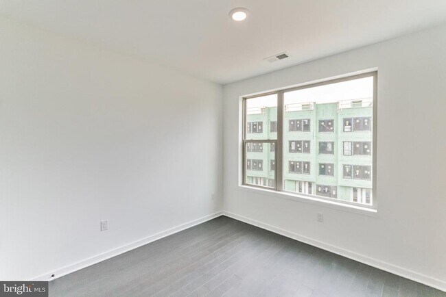 Building Photo - 3111 Parkview Walk