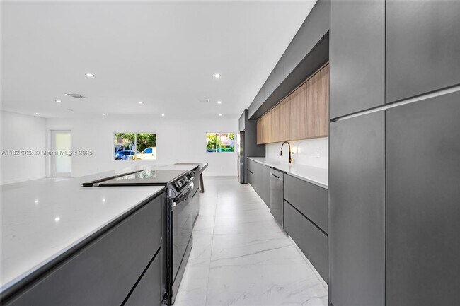 Building Photo - 400 Sansovino Ave