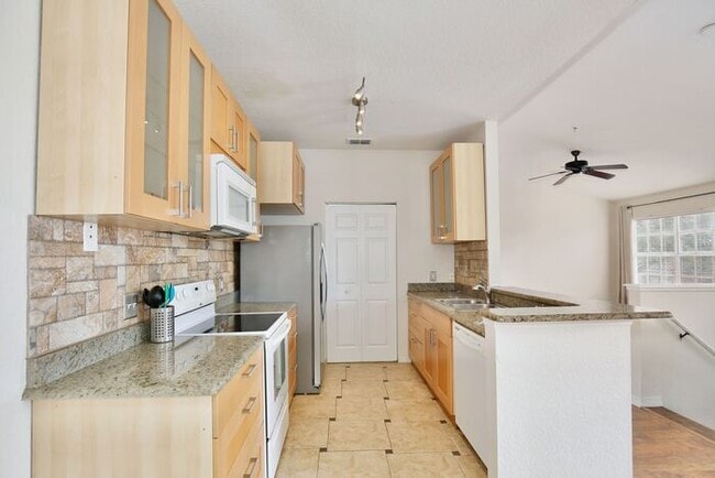 Building Photo - Stylish 3/2 Corner-Unit Condo with Resort ...
