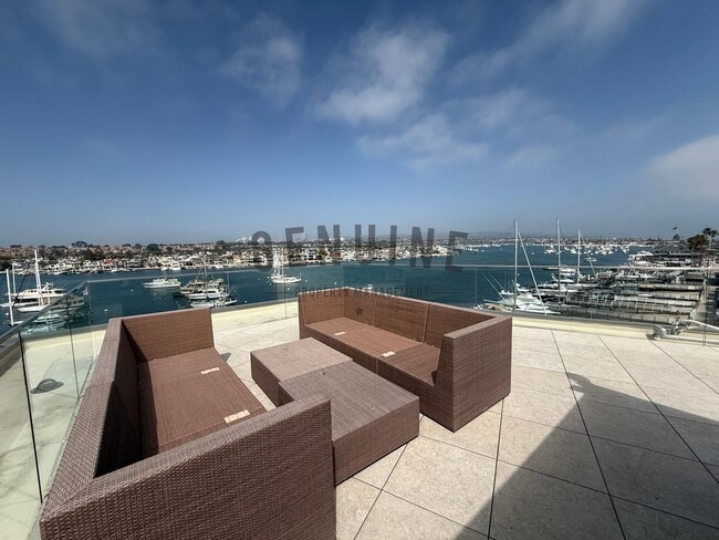 Building Photo - 2Bd 2Ba Spacious Newport Bay Front Condo
