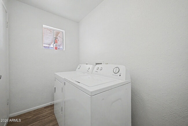 Building Photo - 932 W Libra Dr