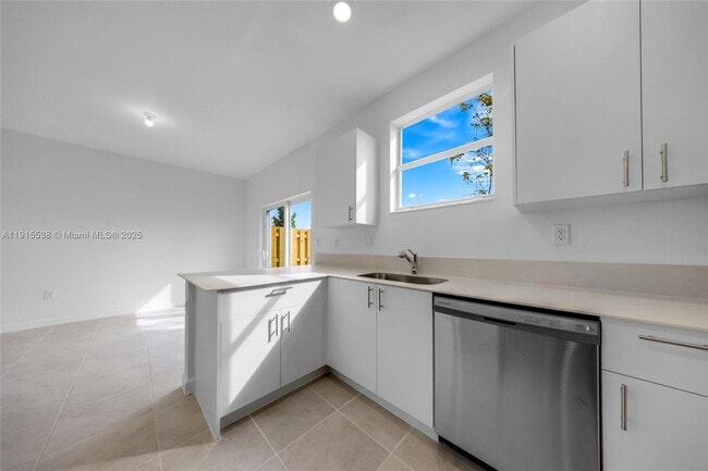 Building Photo - 2751 SE 25th Ave