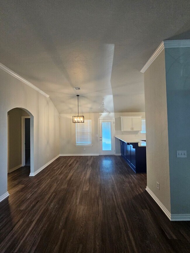 Building Photo - First Month Free!  Recently Remodeled!