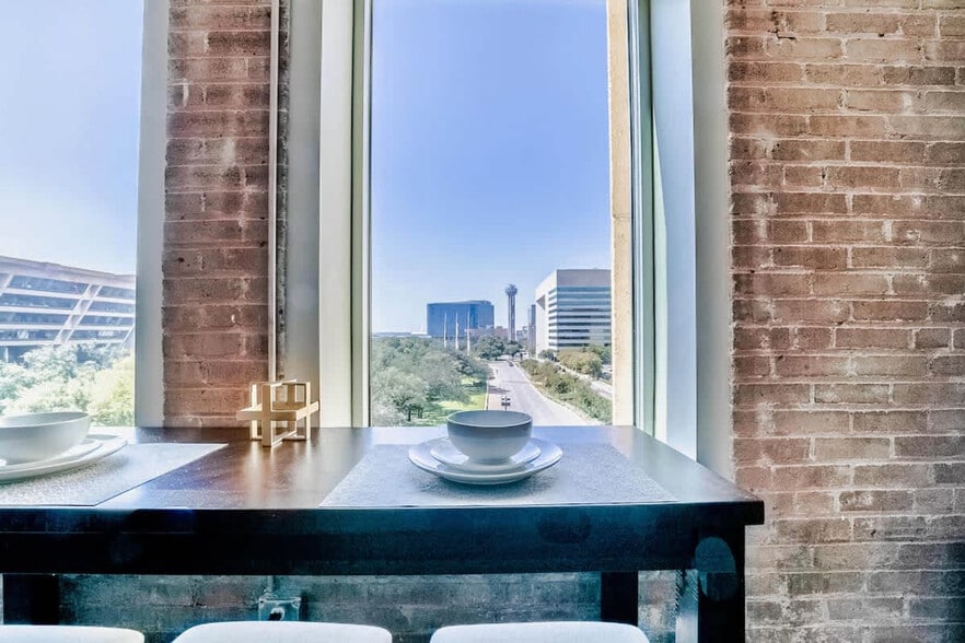 Building Photo - 500 S Ervay St