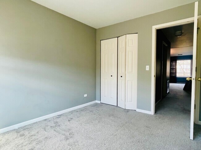 Building Photo - 1179 N Village Dr