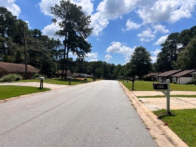 Building Photo - Newly Updated Duplex Unit in Riverdale