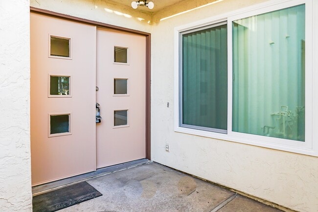 Building Photo - AVAILABLE NOW! STUNNING 3BD/2.5BA TOWNHOUS...