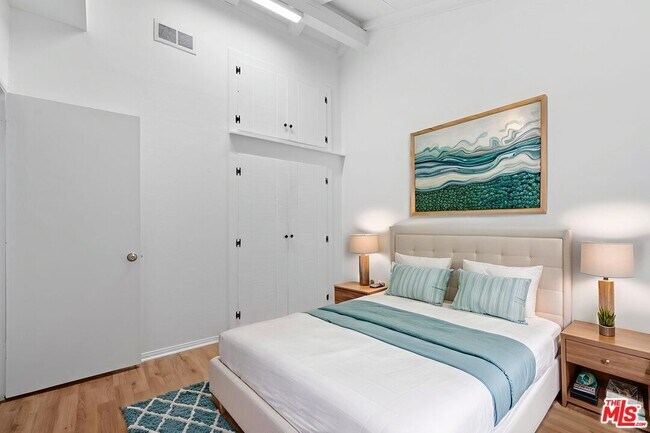 Building Photo - 5541 Fallbrook Ave