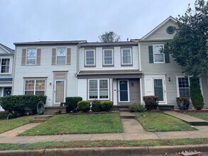 Building Photo - Light-filled and Spacious 3 Bed 2 Bath Tow...