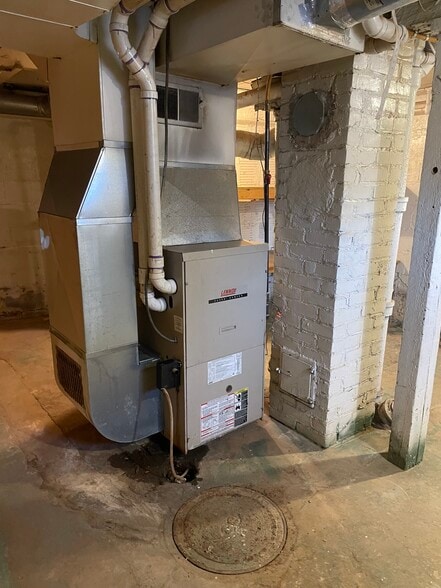 Building Photo - 526 1/2 E 7th St