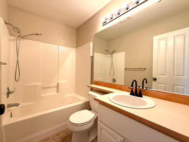 Building Photo - Bright Sammamish Home with Fully Fenced Yard