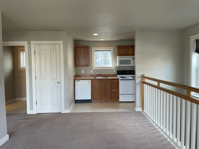 Building Photo - Your Cozy Corner in Fairview Village!