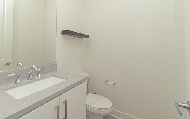 Building Photo - Bristol Cove townhome with lagoon views
