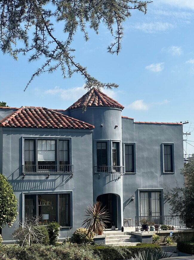 Building Photo - 612 N Plymouth Blvd