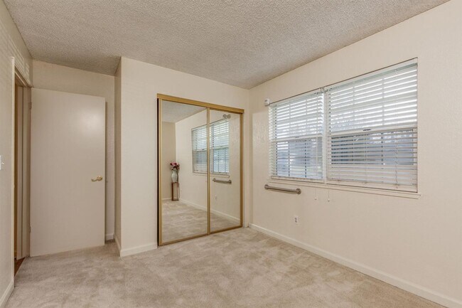Building Photo - Beautiful 4/2 home