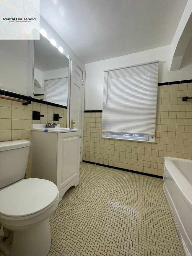 Building Photo - Beautiful 4 Bedroom Colonial Home-Section 8 ONLY